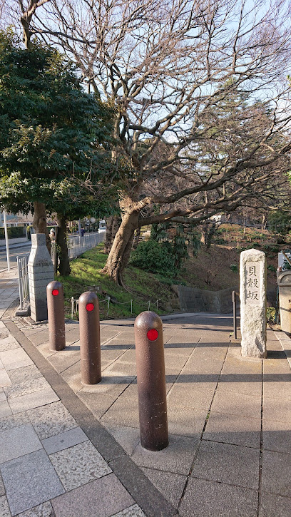 日本の道100選 山下公園通り・山手本通りの碑