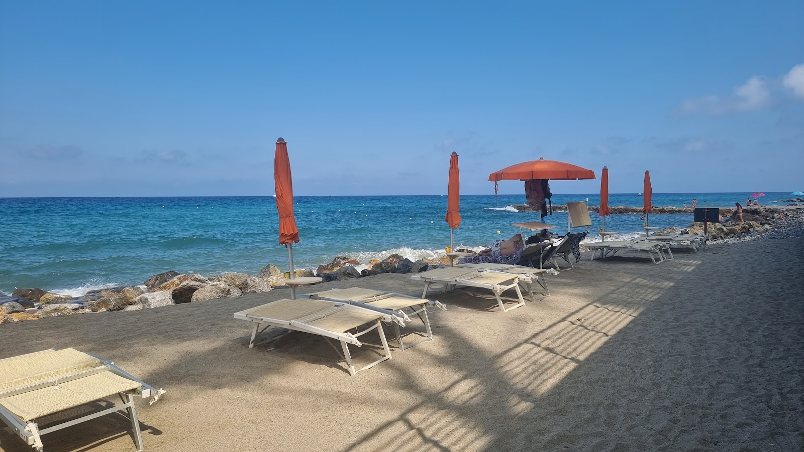 Bagni Capo Mele'in fotoğrafı geniş plaj ile birlikte