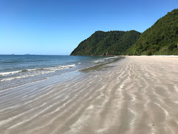Photo de Ao Son Beach avec rivage droit, long