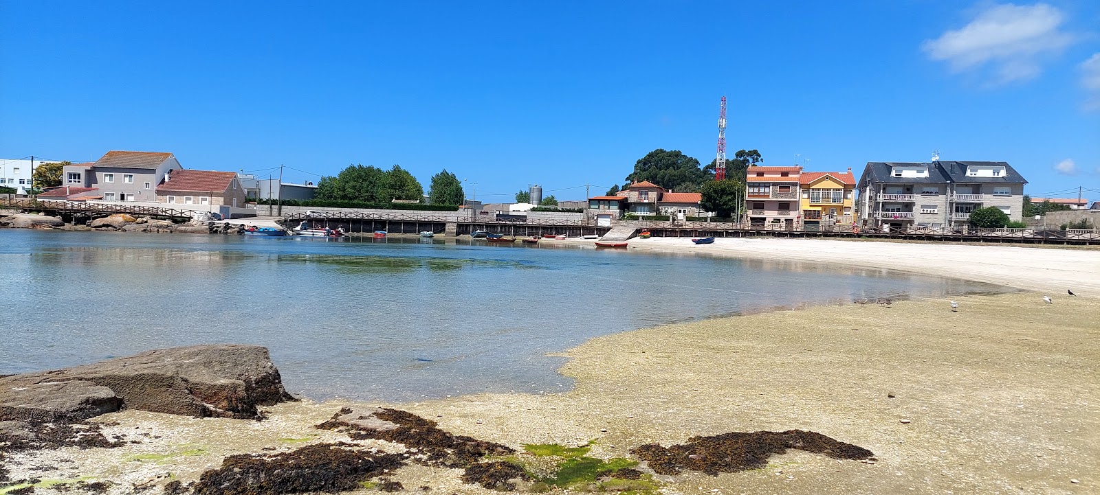 Foto di Playa Porto Meloxo con una superficie del sabbia beige