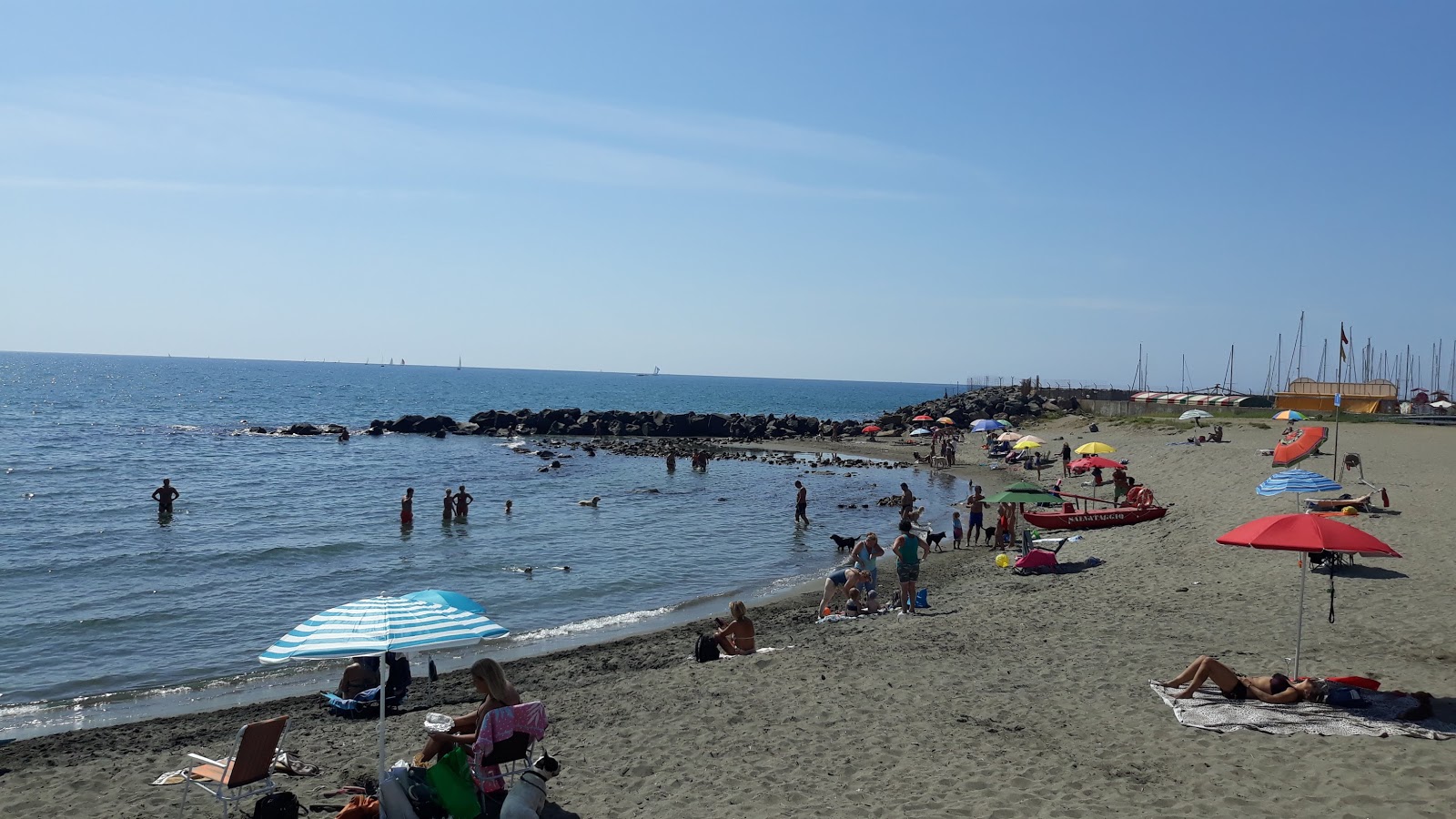 Fotografie cu Ostiia beach II cu o suprafață de apa albastra