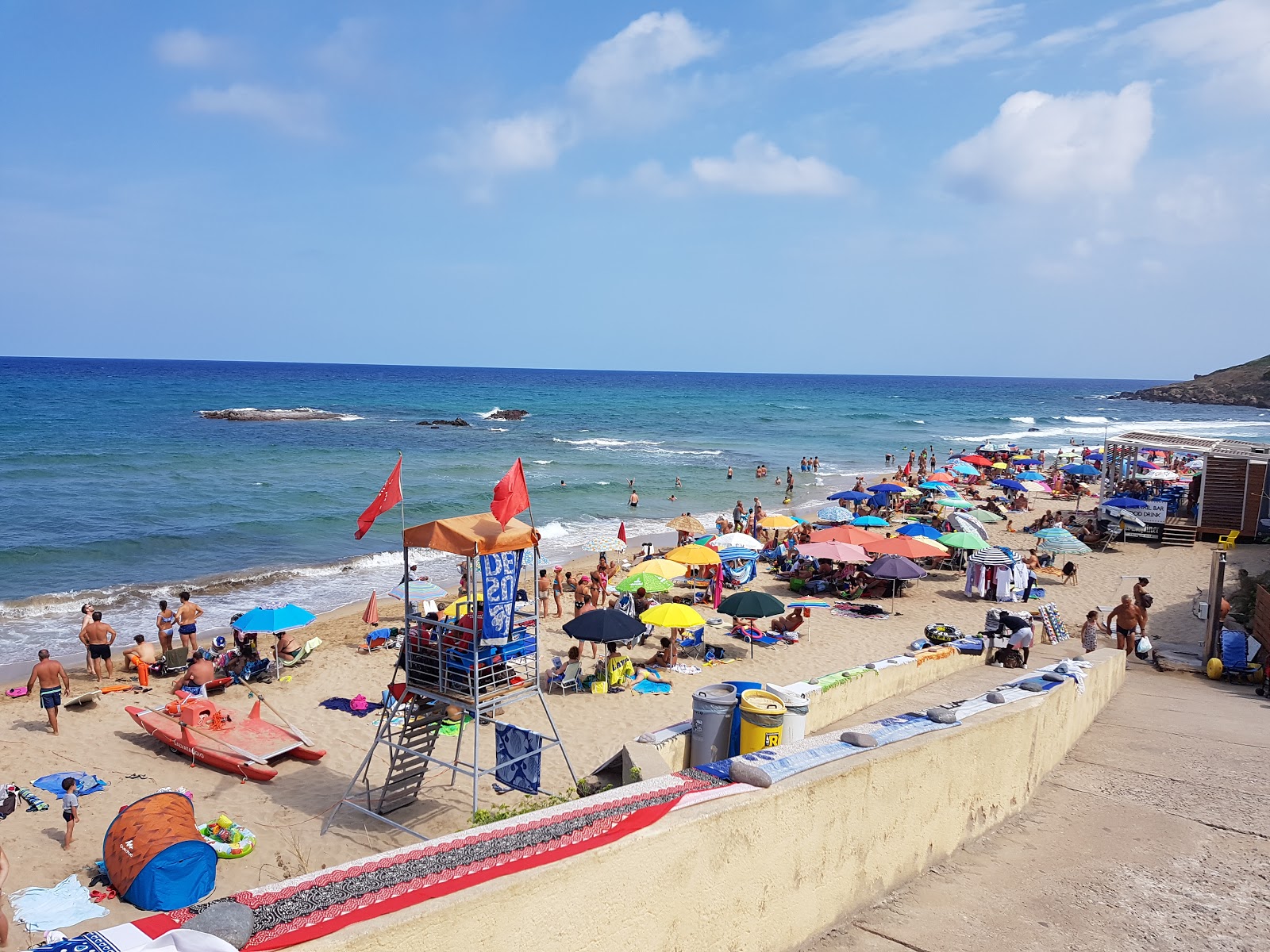 Spiaggia di Ampurias'in fotoğrafı uçurumlarla desteklenmiş