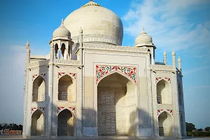 Sculpture Of Taj Mahal image