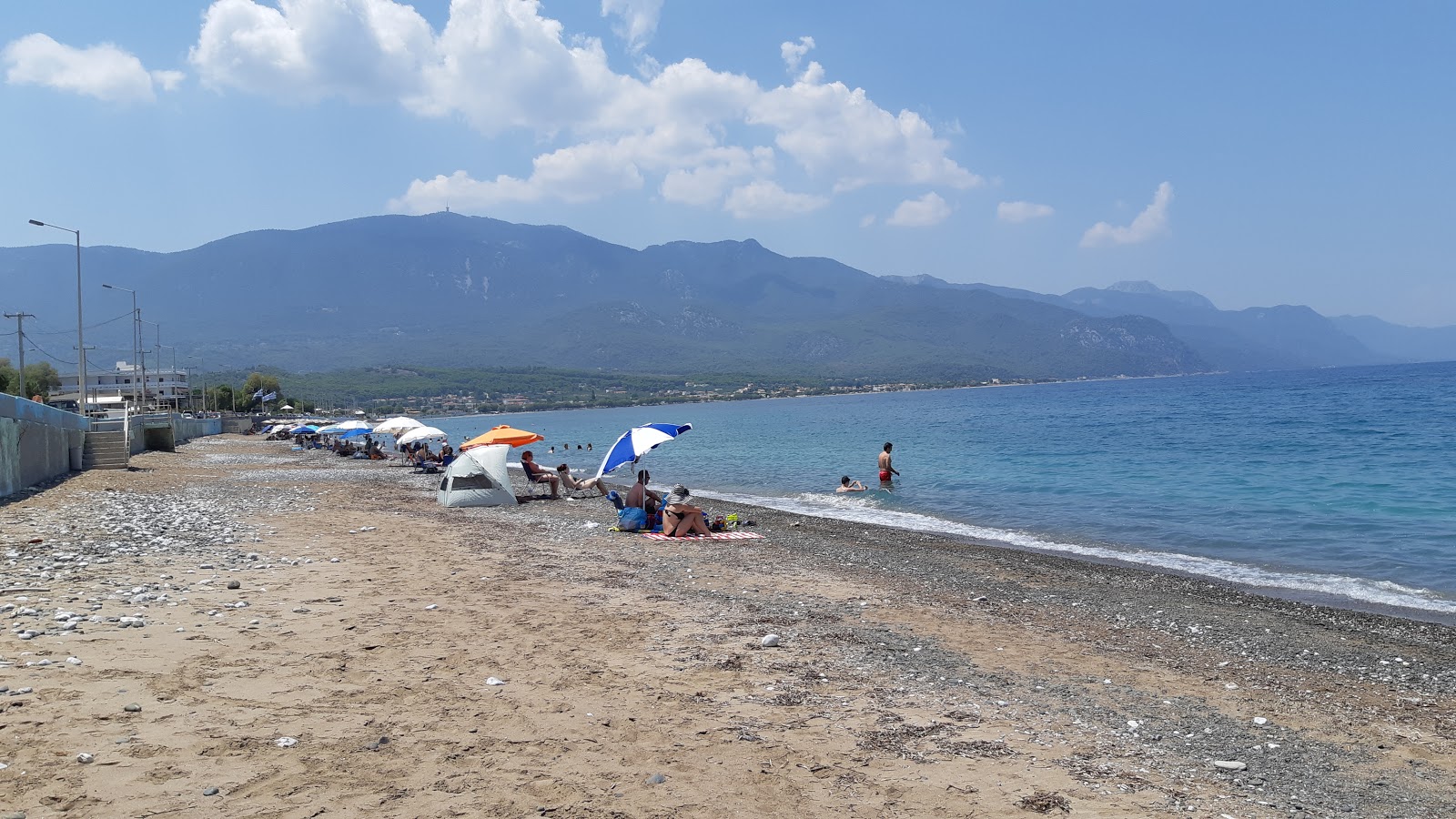 Φωτογραφία του Alepochori beach με μαύρη άμμος και βότσαλο επιφάνεια