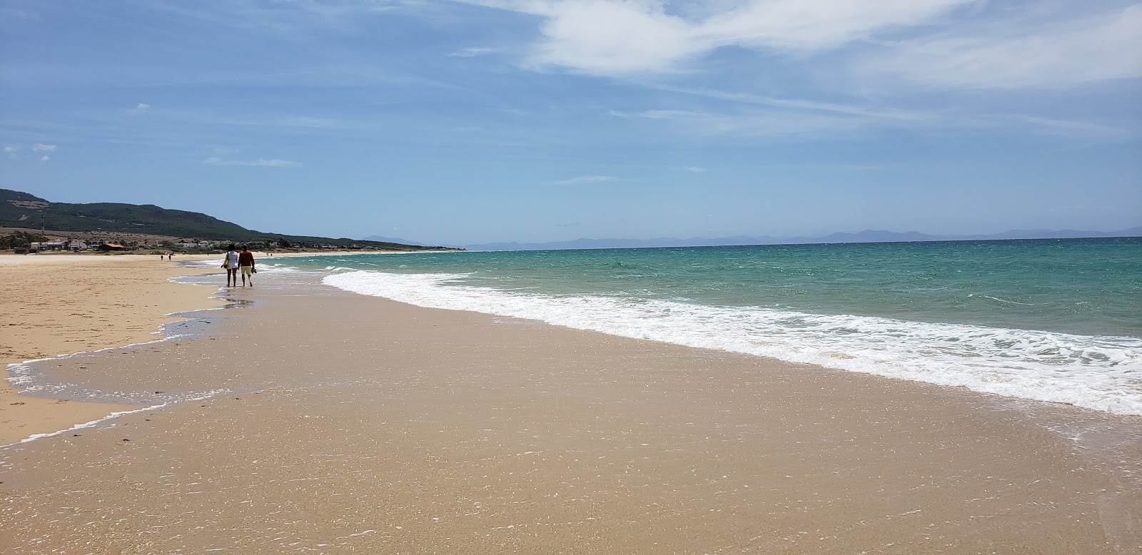 Foto de Praia de Bolonha com água cristalina superfície