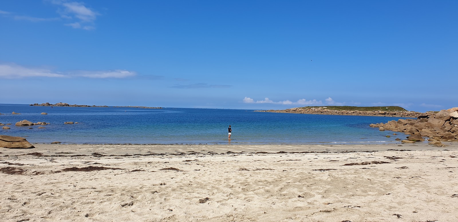 Photo de Evenou Beach avec un rivage droit
