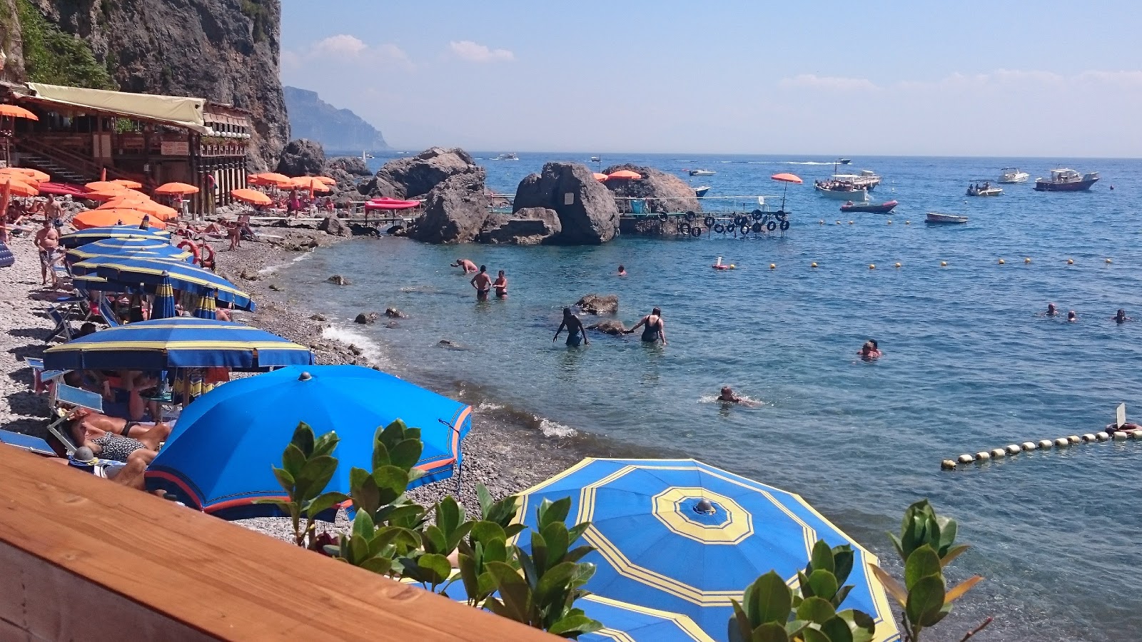 Spiaggia Santa Croce'in fotoğrafı dağlarla çevrili