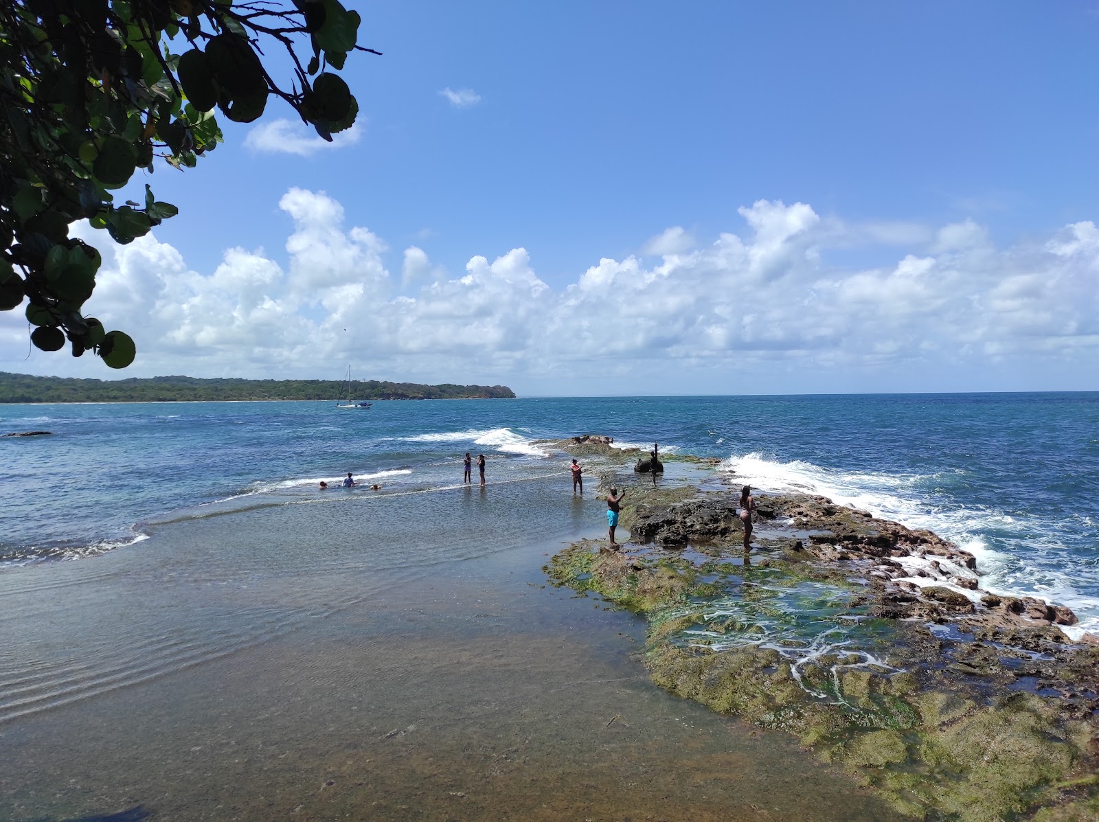 Foto de Tortuguilla Beach apoiado por penhascos