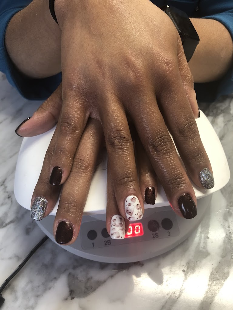 Young Nails 06484