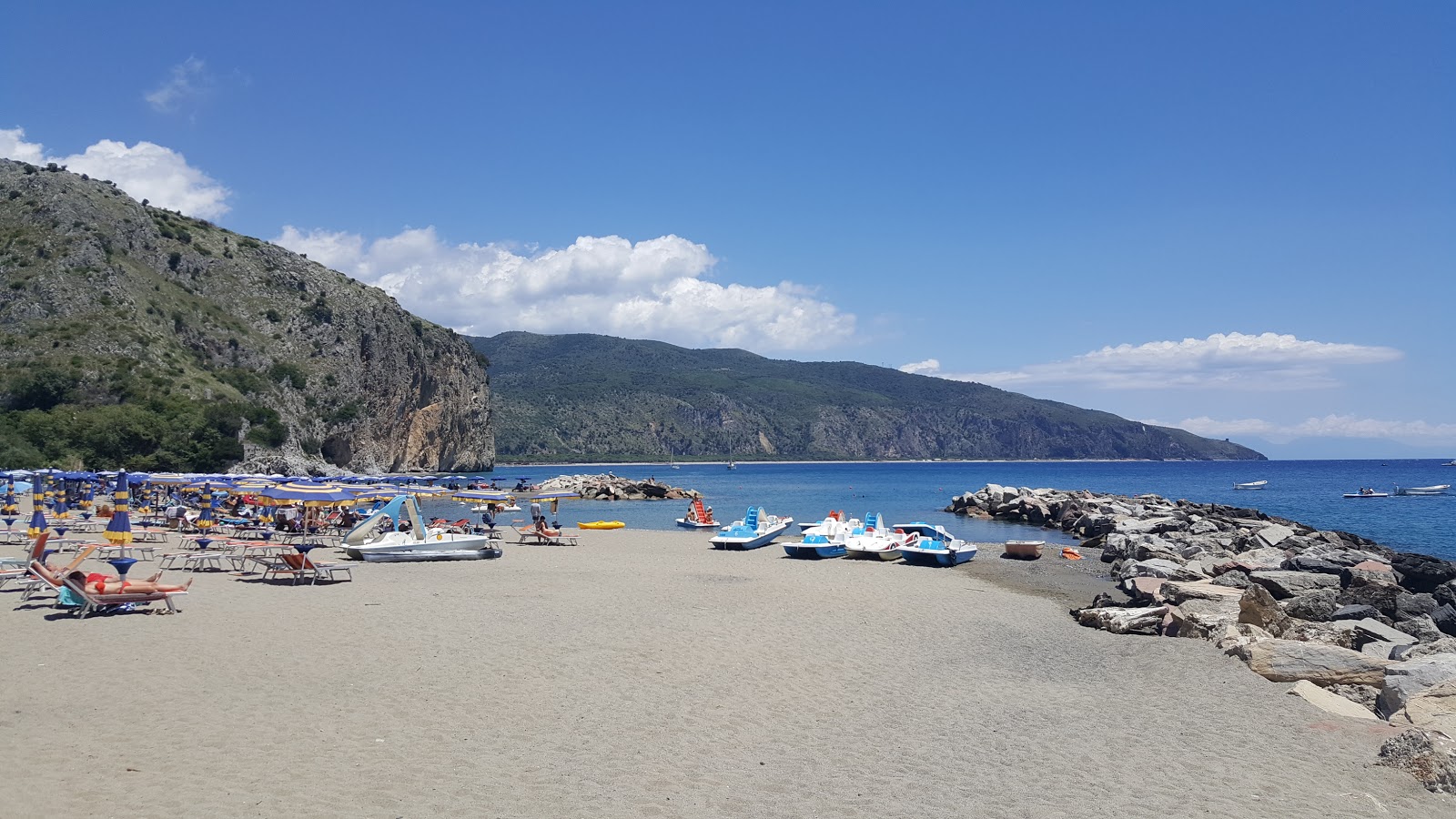 Valokuva Spiaggia La Marinellaista. ympäröity vuorilla