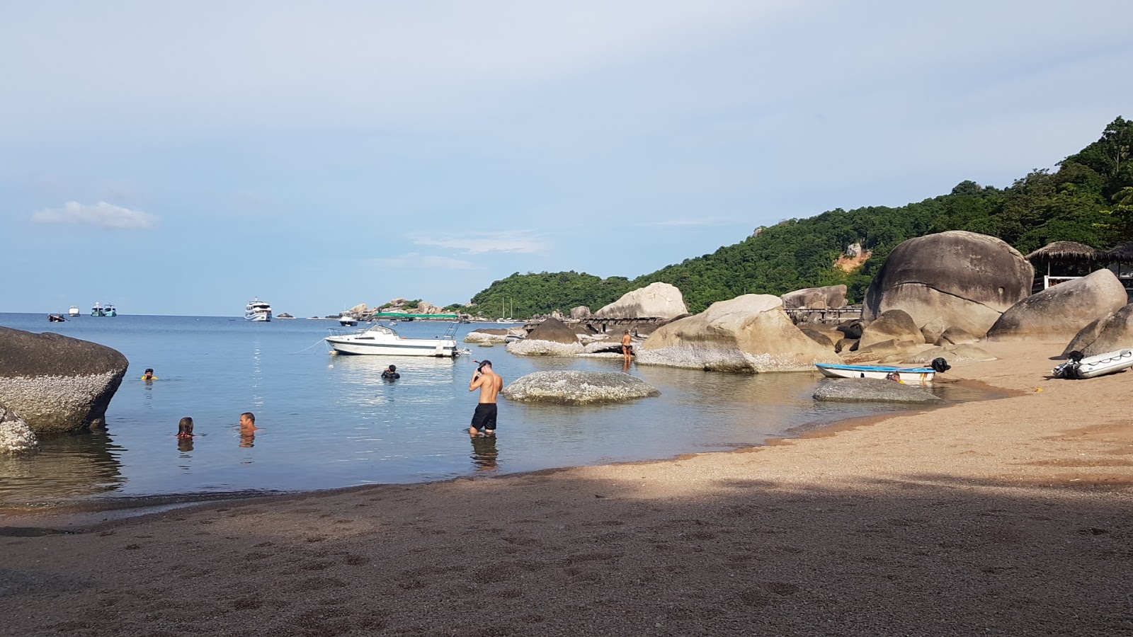 Ao Hin Wong Beach'in fotoğrafı dağlarla çevrili