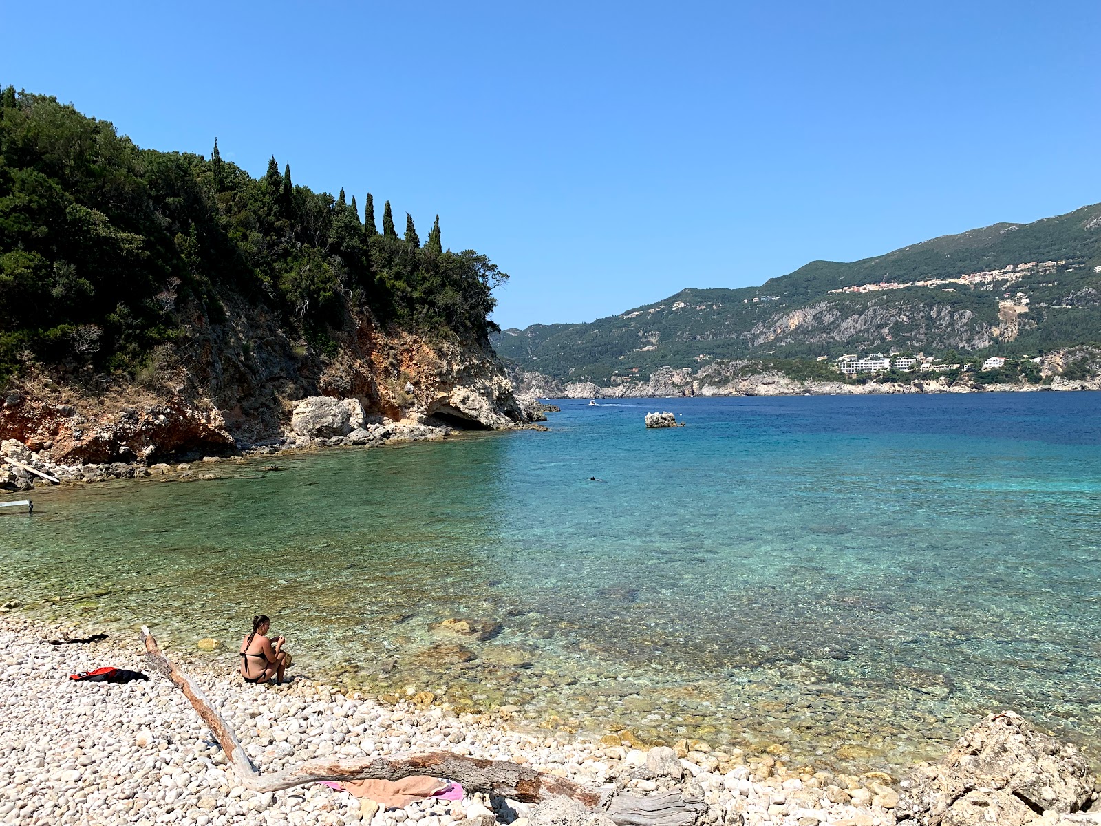 Zdjęcie Klimatia Beach z prosta linia brzegowa