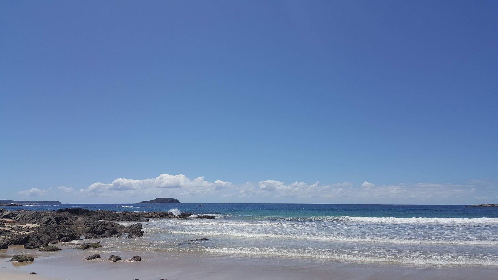 Foto av Circuit Beach omgiven av berg