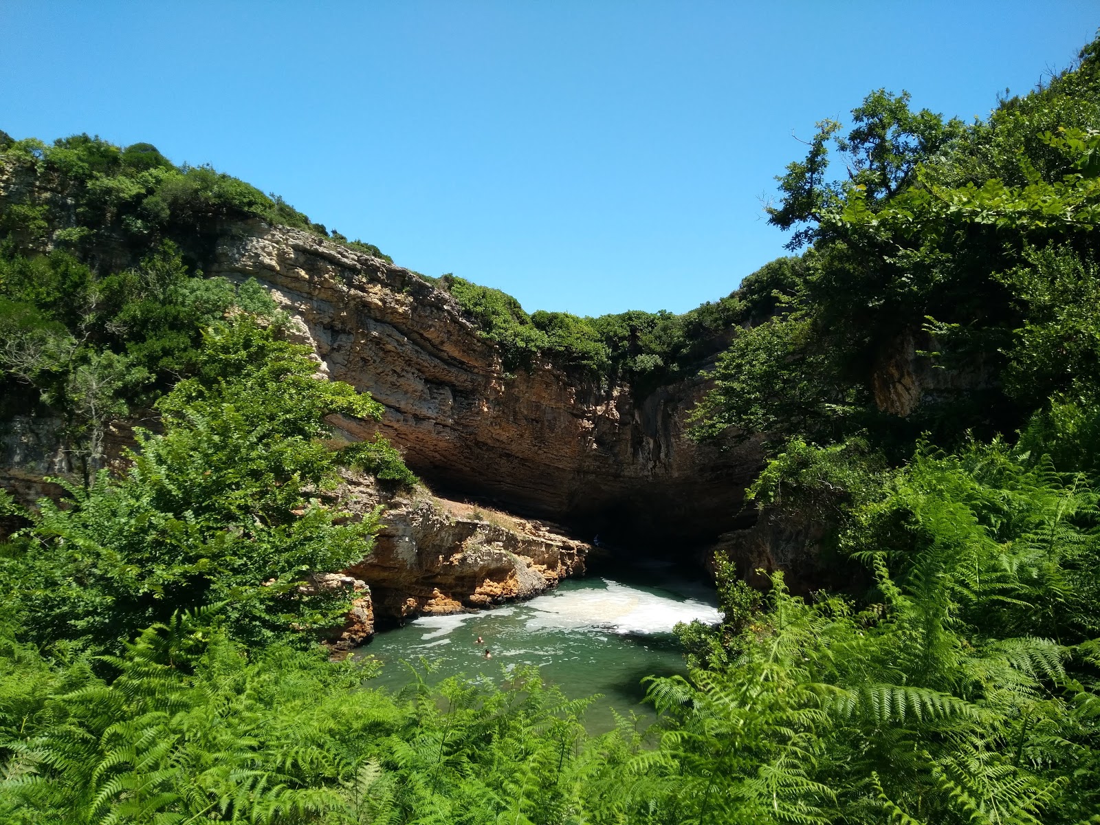 Foto van Cennet Havuzu omringd door bergen