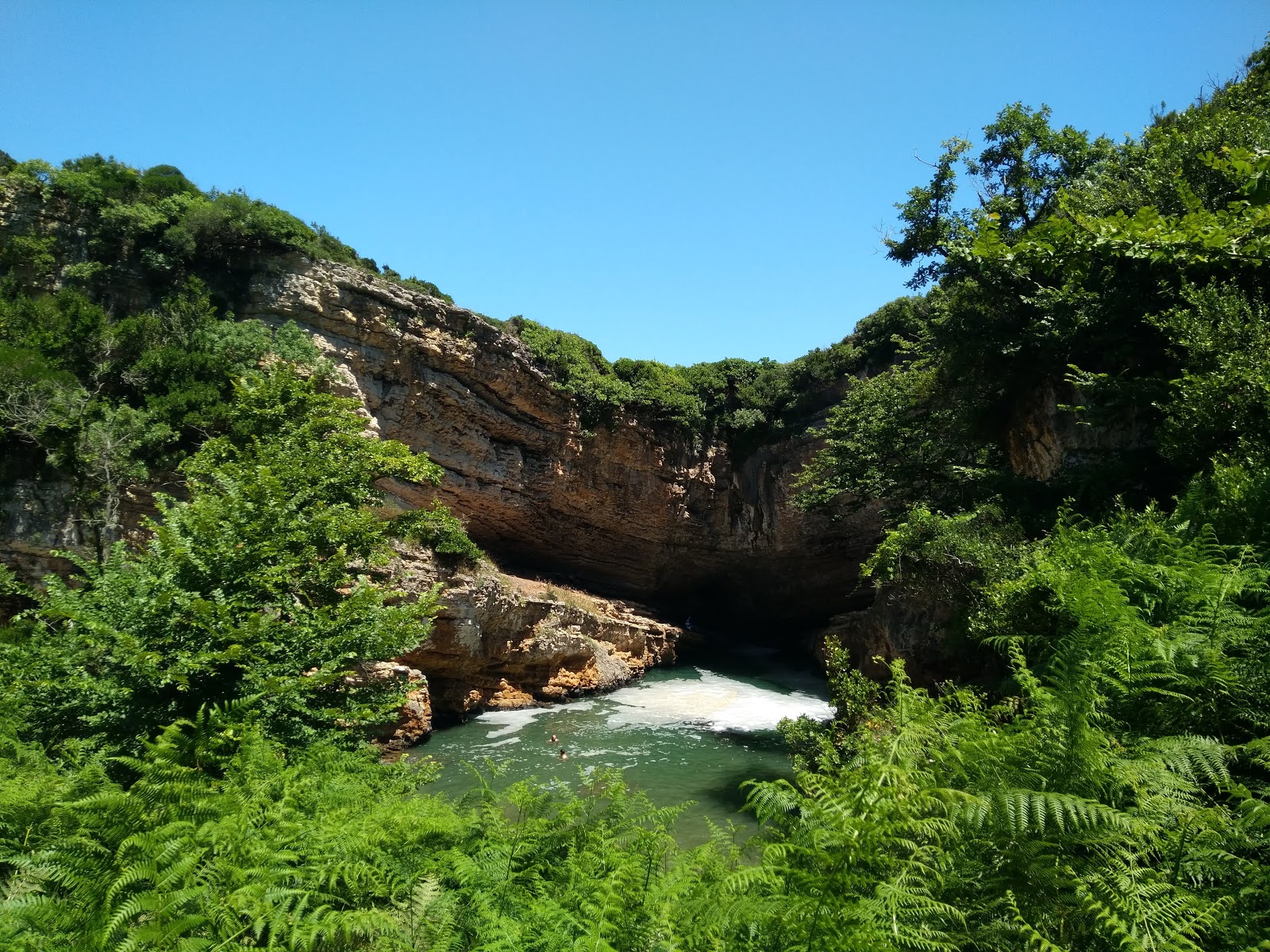 Foto di Cennet Havuzu sorretto da scogliere