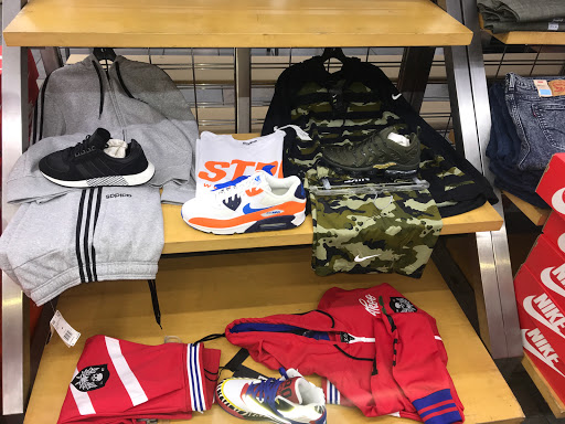 Shoe Store «Outlet Shoes & Rugs», reviews and photos, 221 E Ledbetter Dr, Dallas, TX 75216, USA