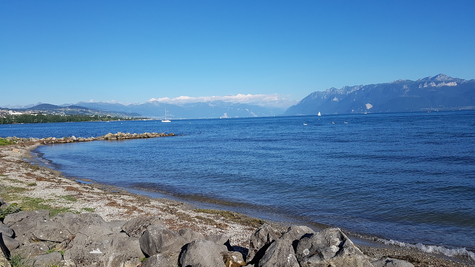 Foto von Plage de Parc des Pierrettes mit beiger kiesel Oberfläche