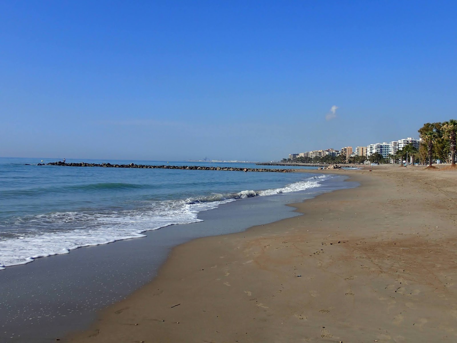 Fotografija Platja Heliopolis z rjavi pesek površino