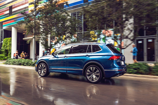 Volkswagen Dealer «Larry Roesch Volkswagen», reviews and photos, 313 W Grand Ave, Bensenville, IL 60106, USA