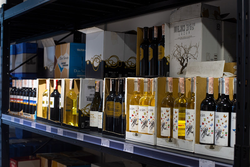 Полки з алкогольними напоями