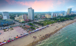 Photo de Cua Lo Beach avec rivage droit, long