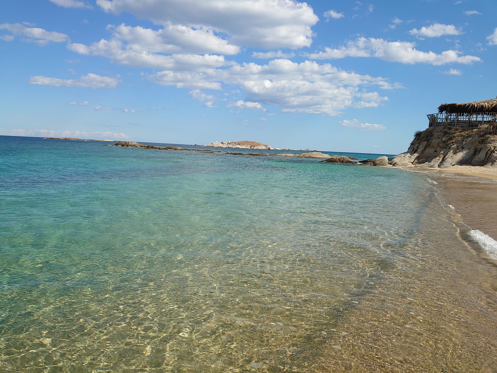 Photo de Tigania beach protégé par des falaises
