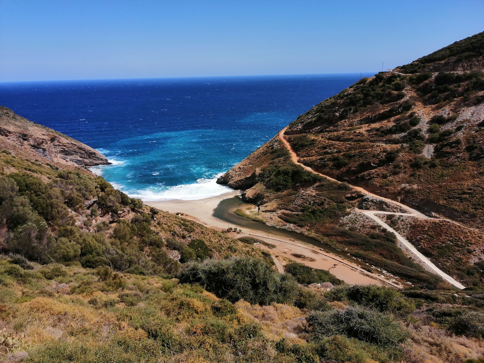 Valokuva Agios Dimitrios beachista. ympäröity vuorilla