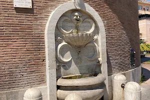 Fontana delle Cinque Lune image