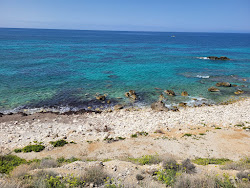 Foto von Tsoukalades Beach umgeben von Bergen