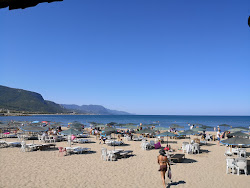 Foto von Cide Halk Plaji von Klippen umgeben