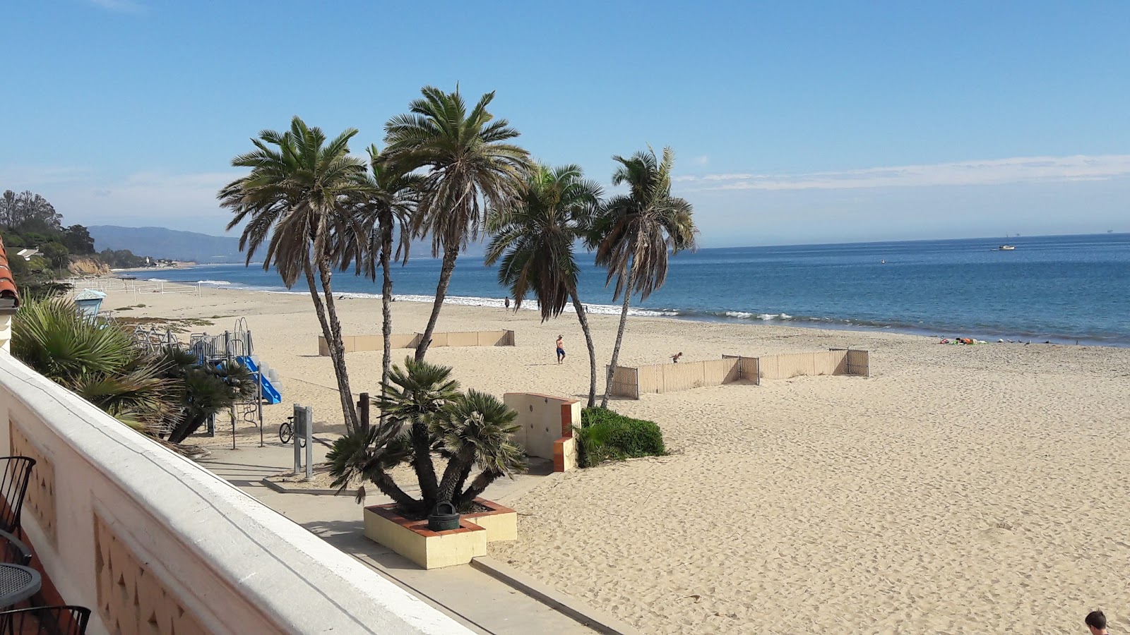 Foto de Santa Barbara Beach com areia brilhante superfície