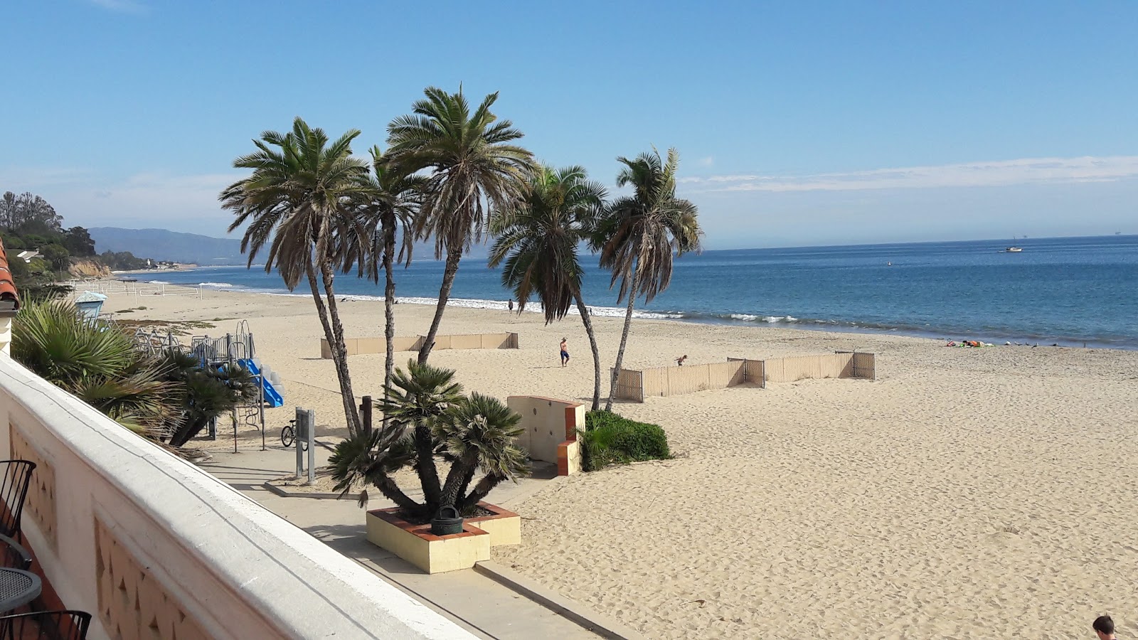 Fotografie cu Santa Barbara Beach cu o suprafață de nisip beige