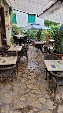 Atmosphère du Restaurant français Restaurant Le Chelsea à Vallon-Pont-d'Arc - n°19