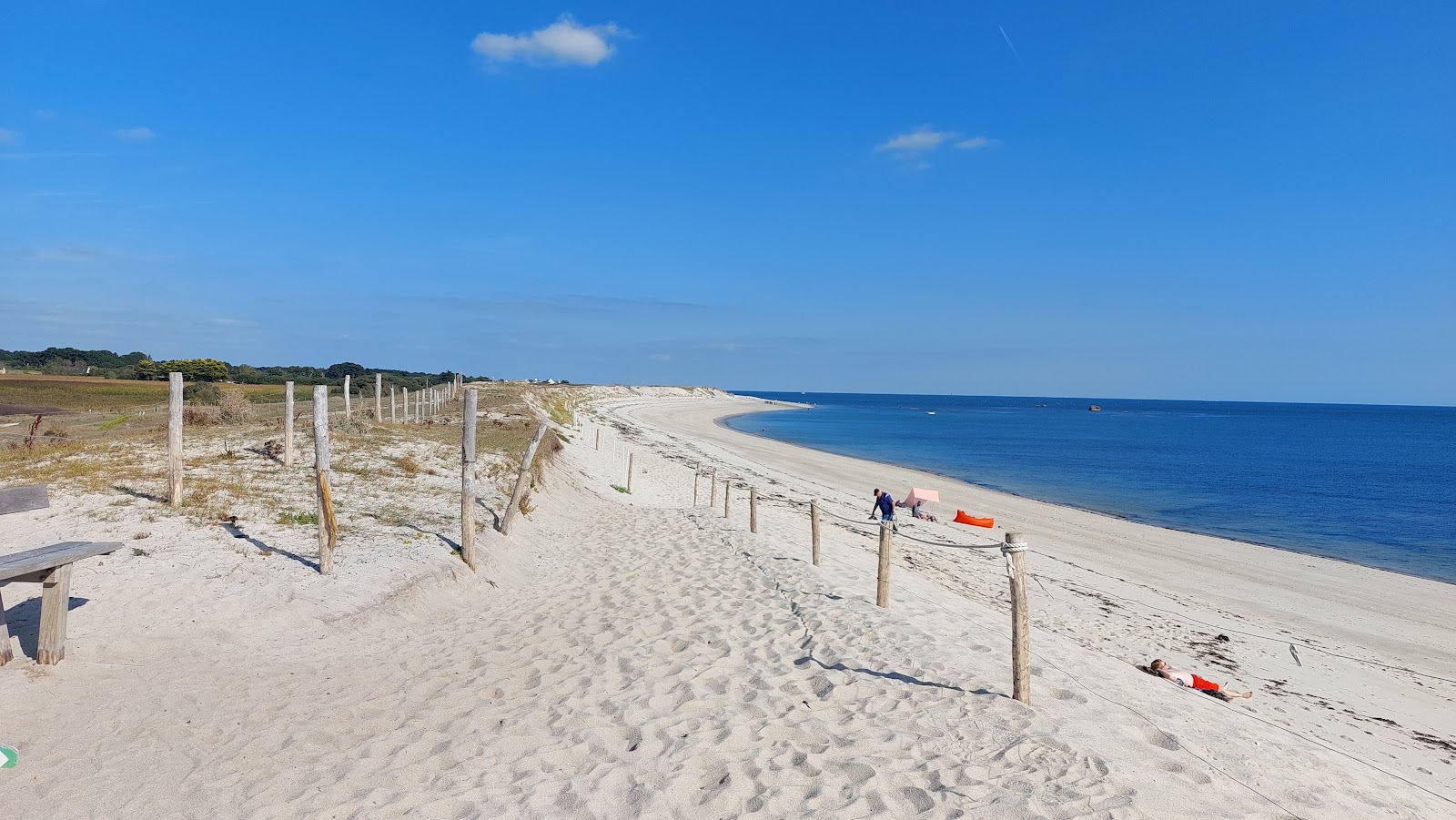 Foto di Plage de Skividen con una superficie del sabbia beige