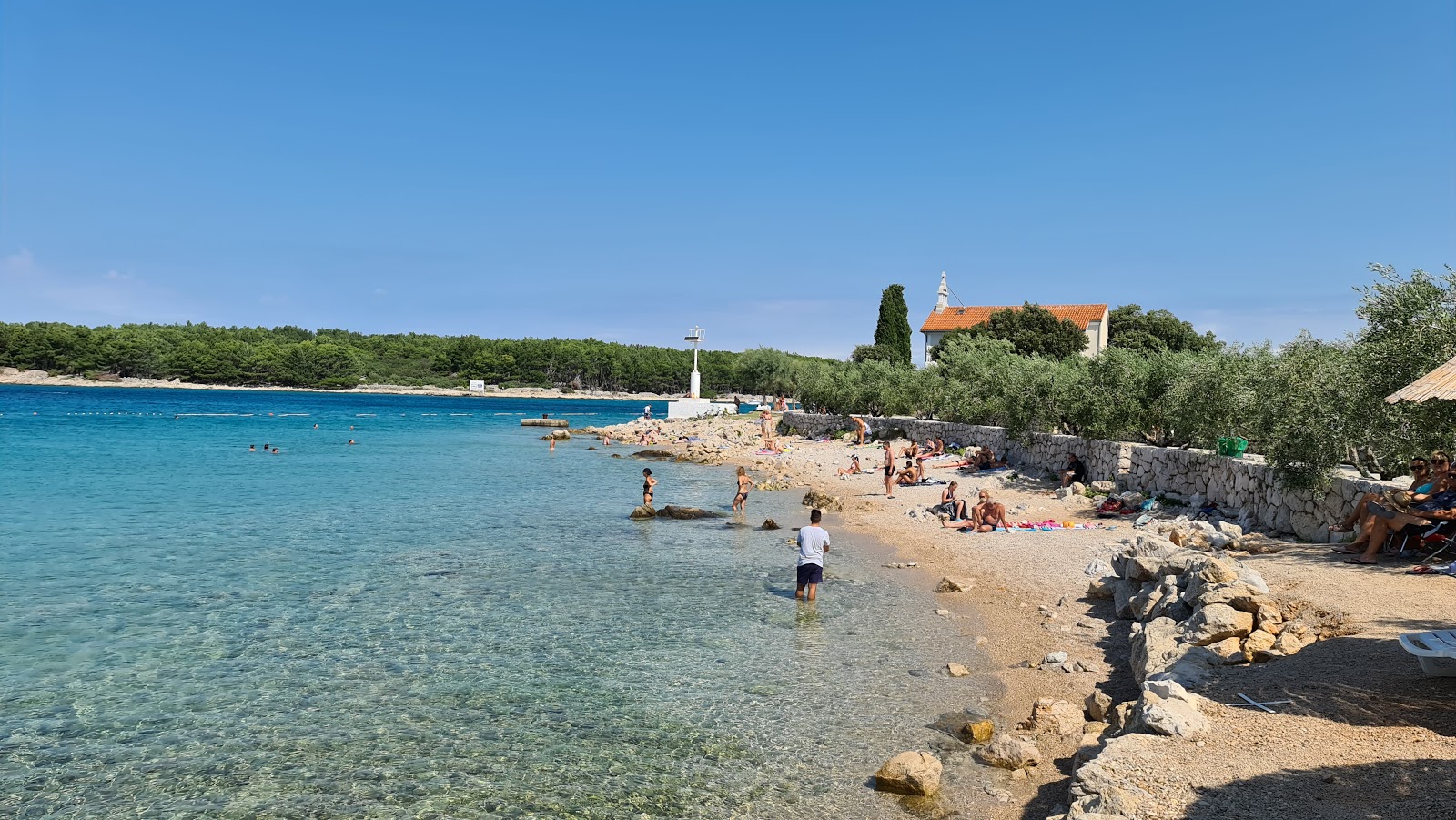 Punat beach II'in fotoğrafı birden fazla geniş koy ile birlikte