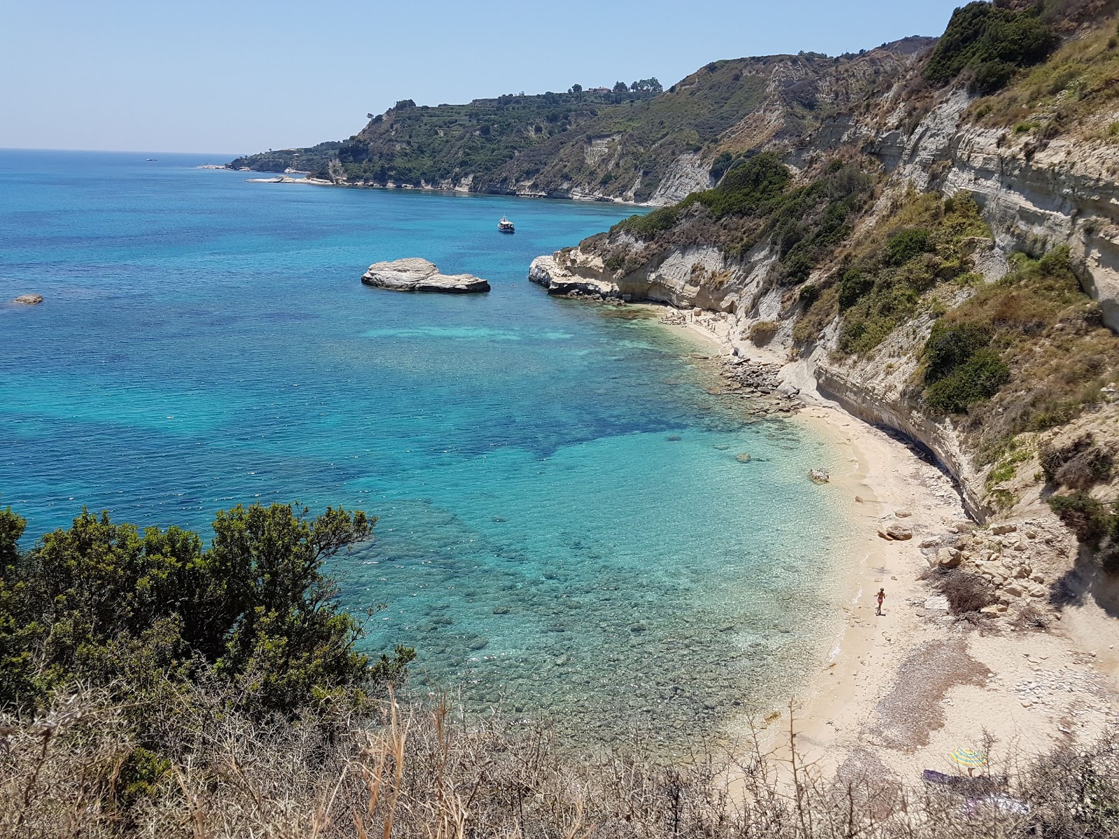 Photo de Thermanti beach avec sable noir avec caillou de surface