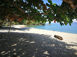 Foto de Bulabod Beach apoiado por penhascos