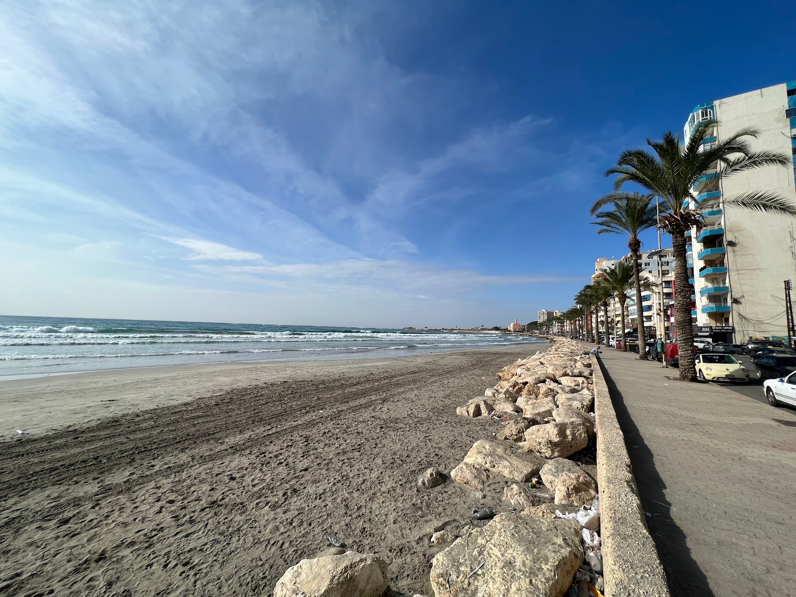 Foto di Tyre Beach con una superficie del sabbia beige fine