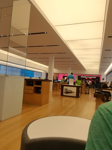 Computer Store «Microsoft Store - Tysons Corner Center», reviews and photos, 1961 Chain Bridge Rd, Tysons, VA 22102, USA