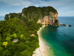Phra Nang Mağara Plajı'in fotoğrafı geniş bir kıyı şeridi ile birlikte