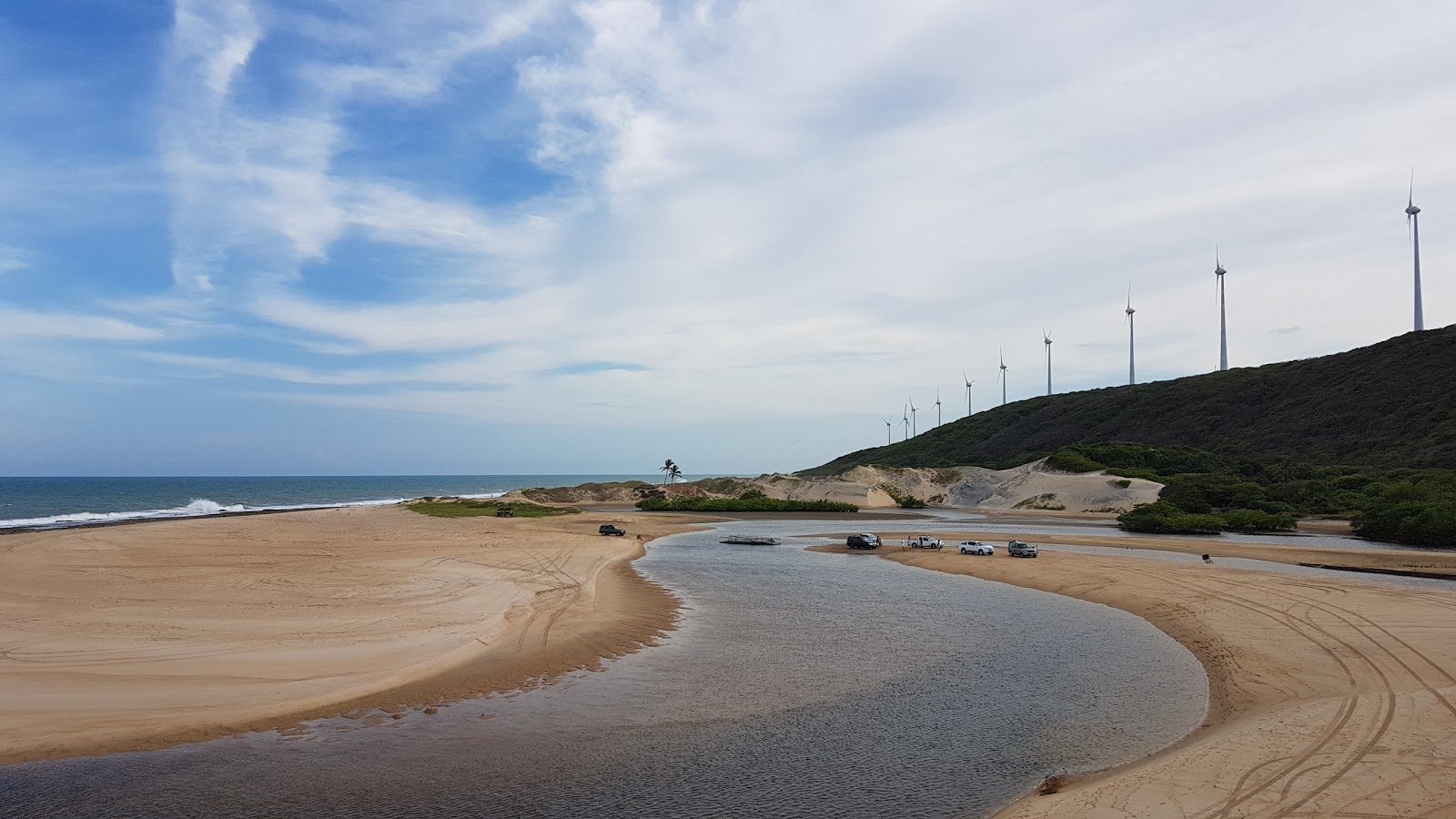 Photo de Praia do Guaju entouré de montagnes
