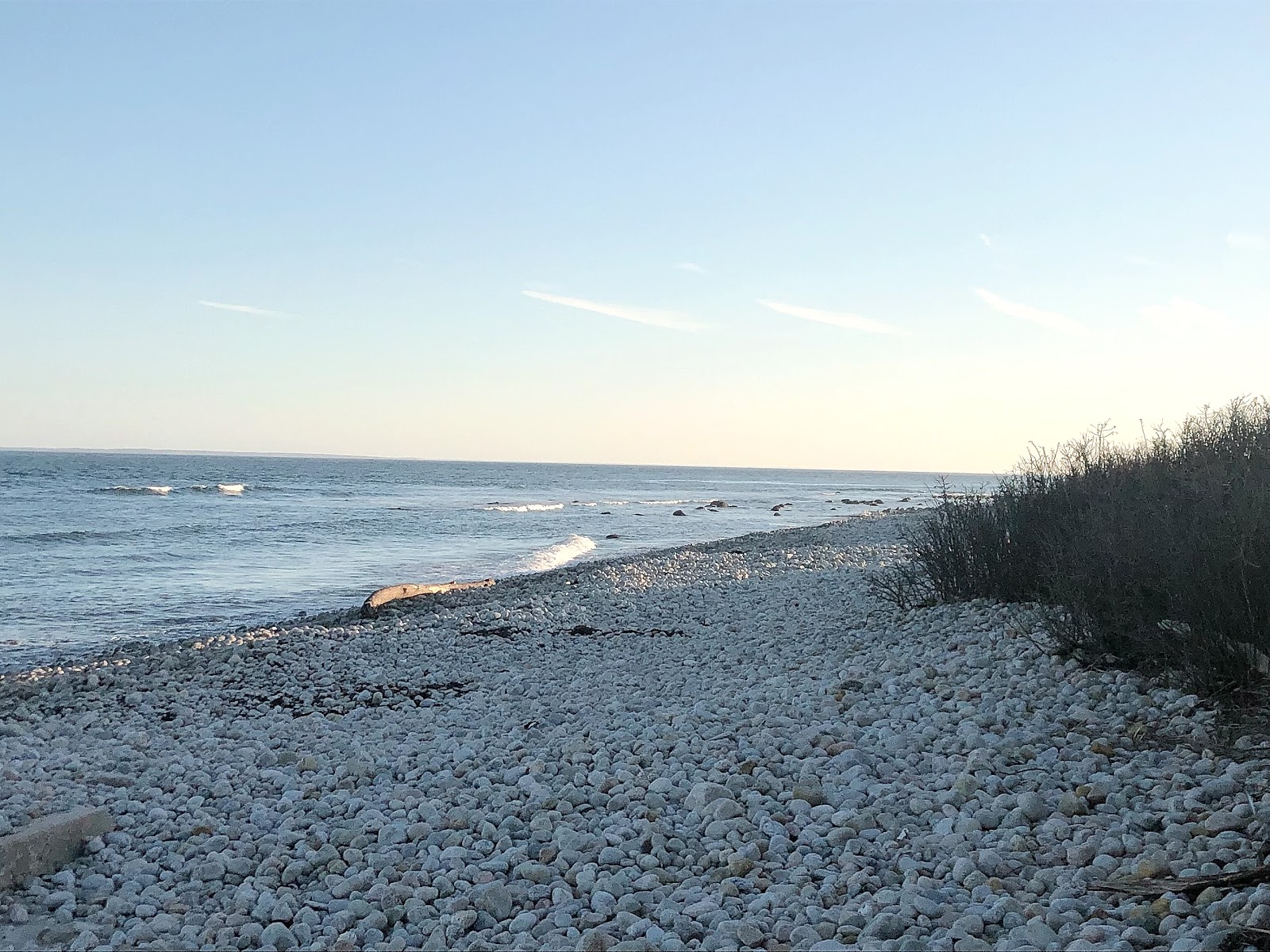 Foto von Isabella Beach mit beiger kiesel Oberfläche