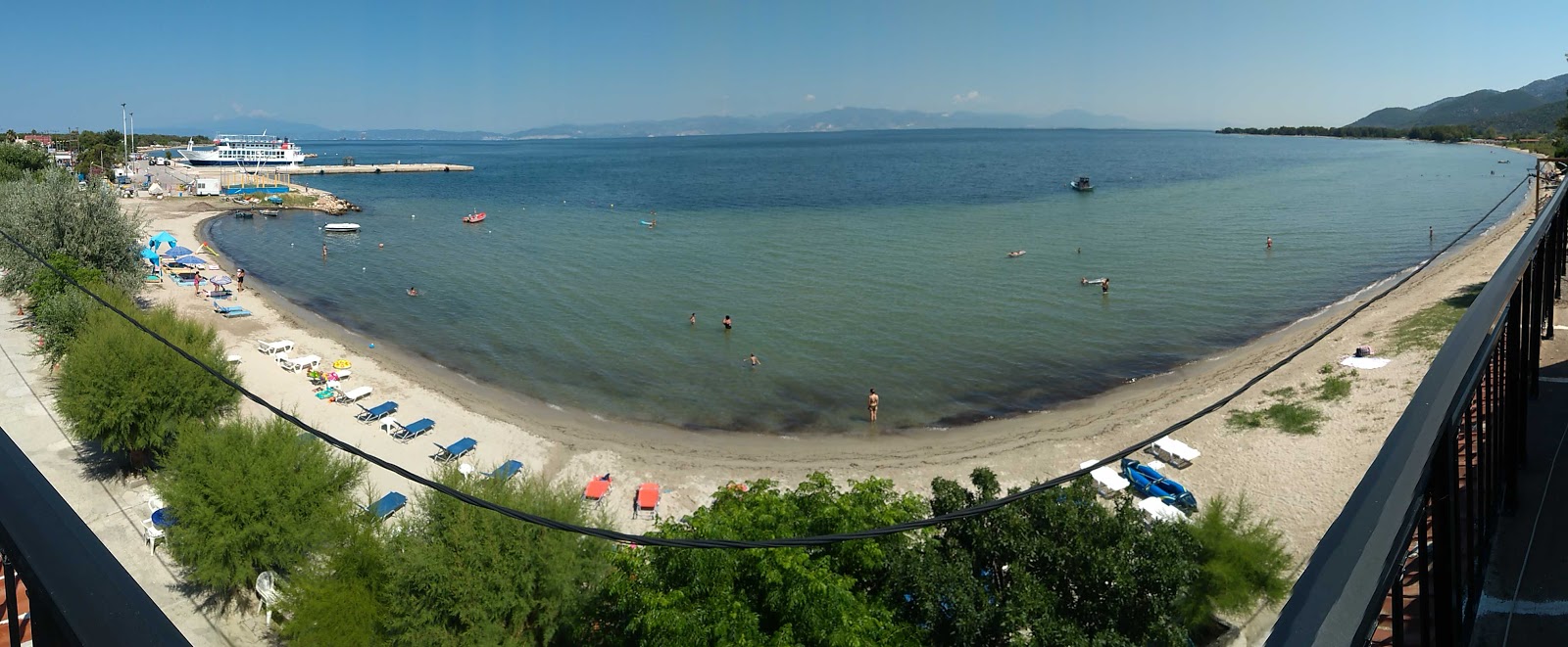 Foto di Skala Prinos beach con parzialmente pulito livello di pulizia