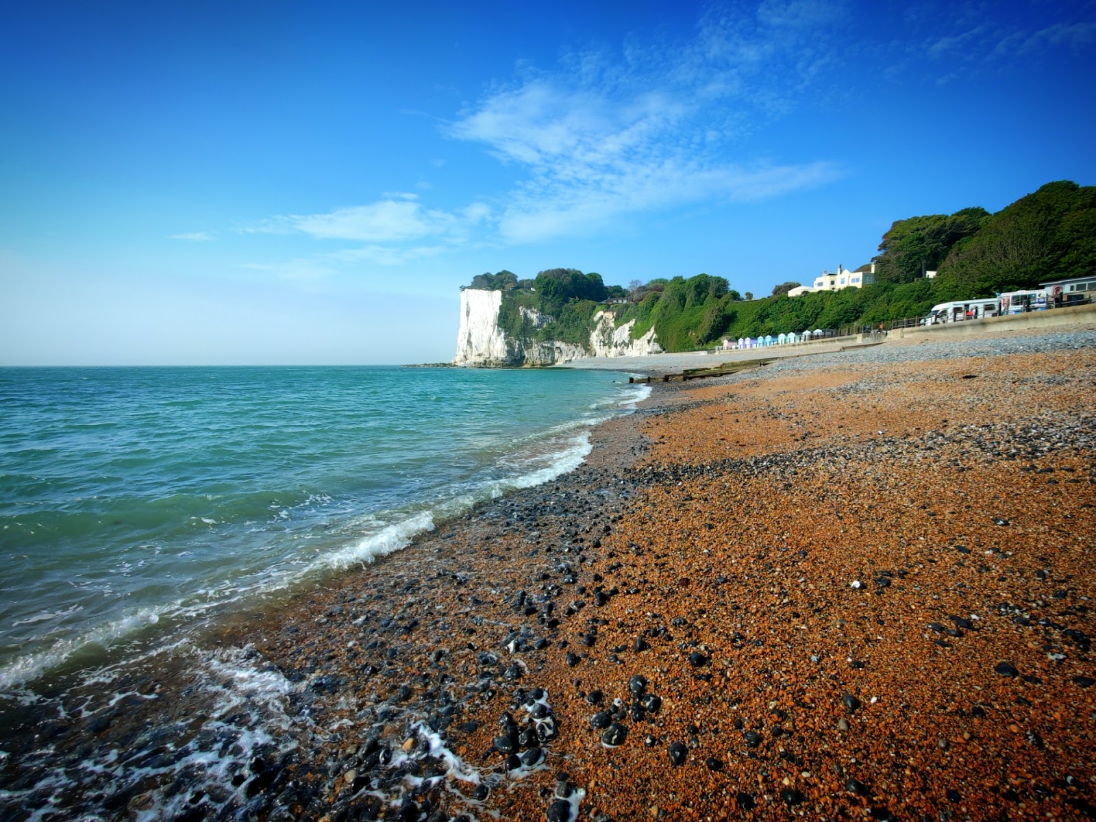 Foto af St Margaret's beach med blåt rent vand overflade