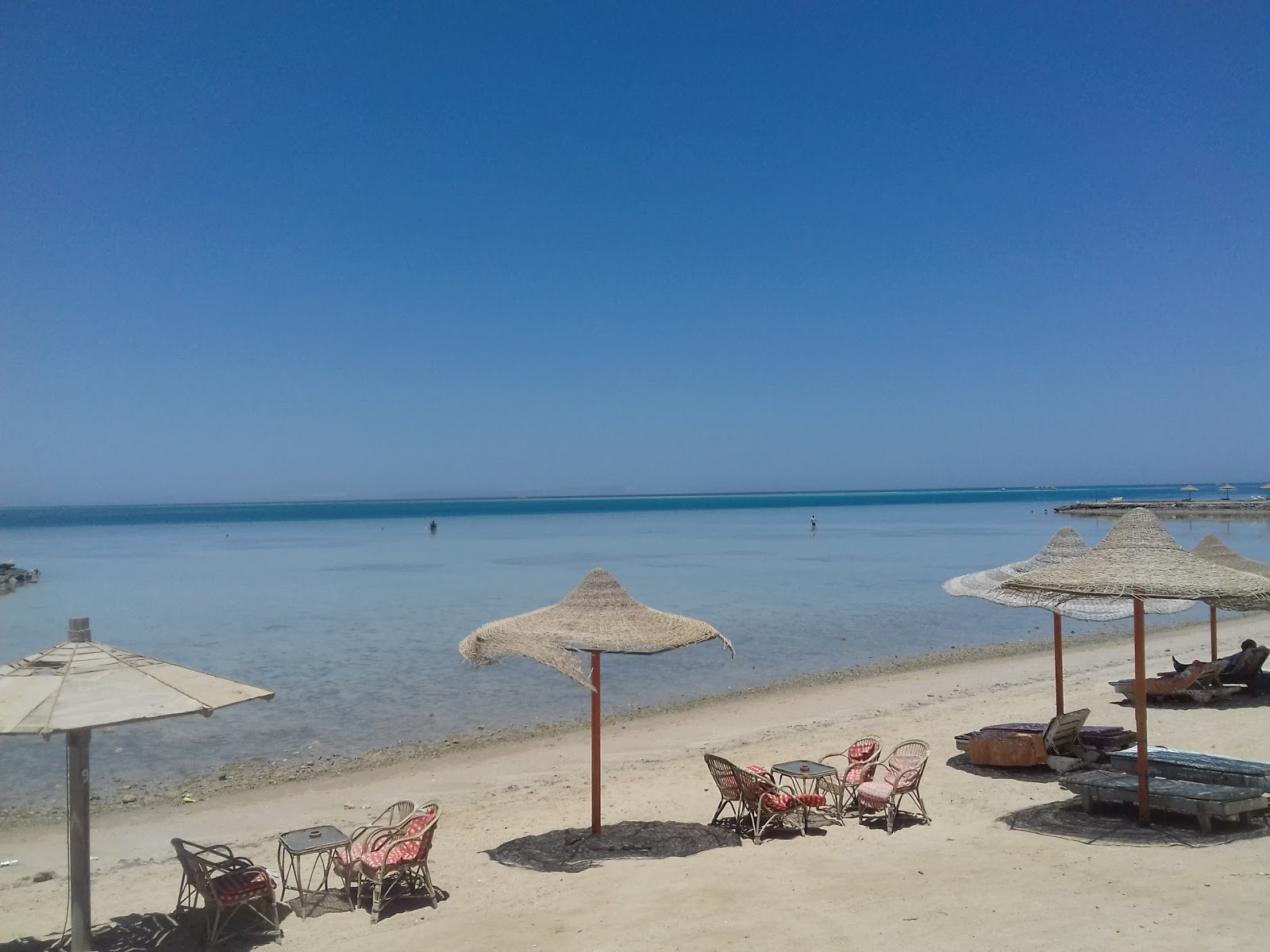 Foto van El Sawaky Beach met beige zand oppervlakte