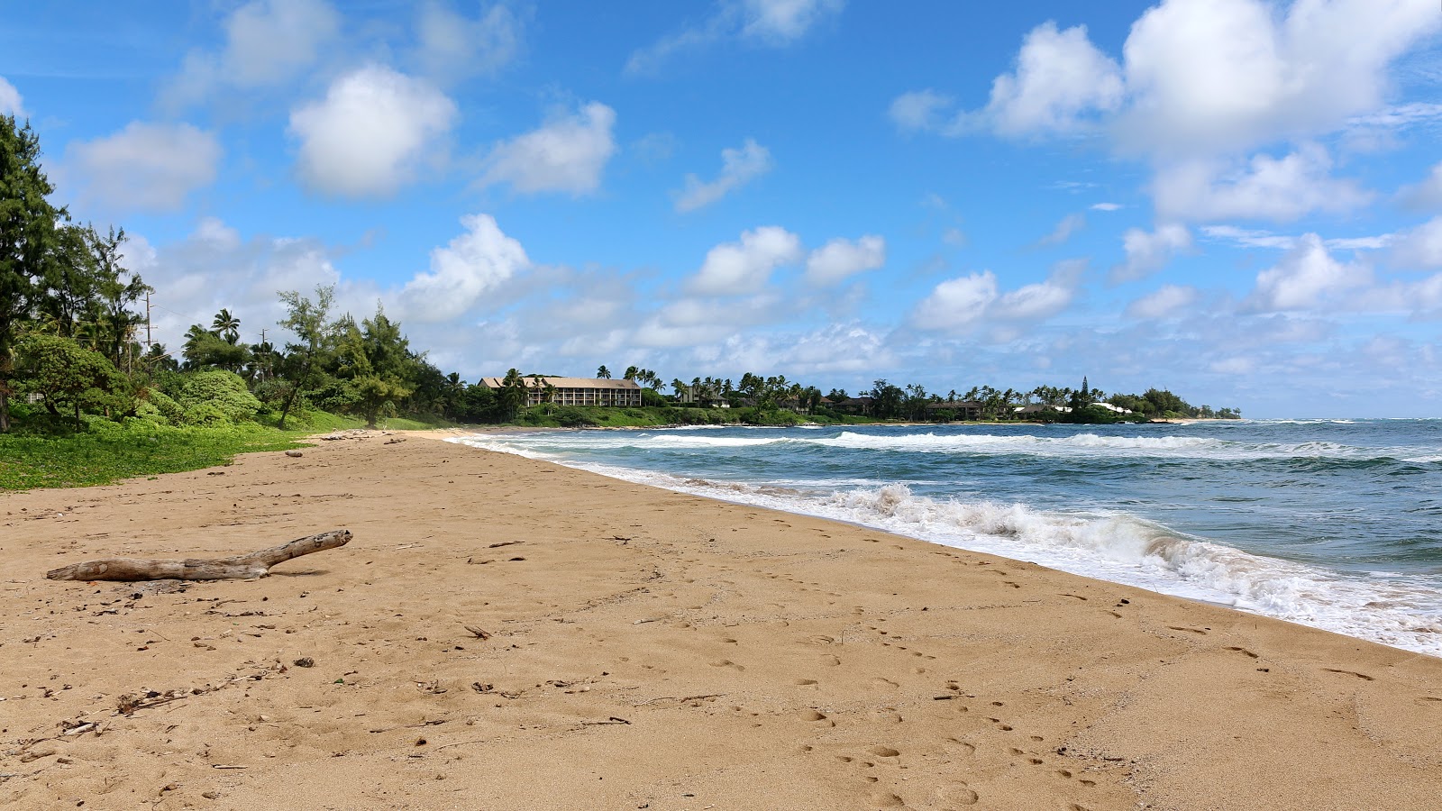 Fotografija Wailua Beach z svetel pesek površino
