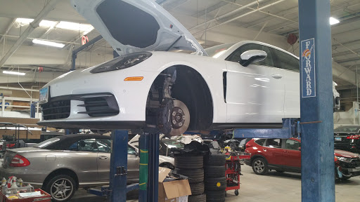 Auto Glass Shop «Casten Body Shop», reviews and photos, 230 Oakwood Rd, Lake Zurich, IL 60047, USA