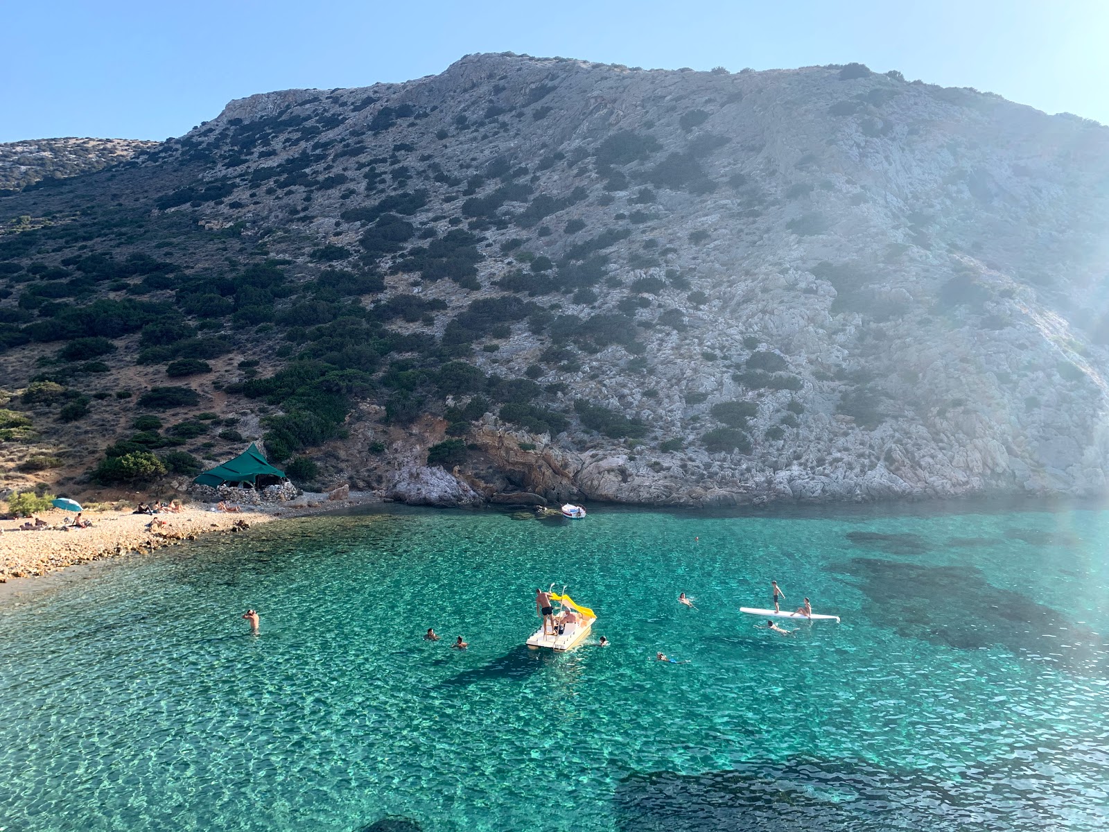 Paralia Armeos'in fotoğrafı birden fazla küçük koy ile birlikte