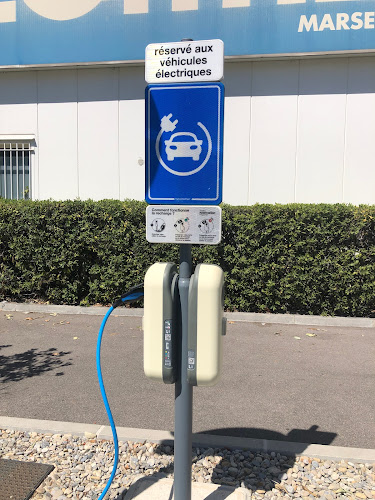 Borne de recharge de véhicules électriques Shell Recharge Charging Station Marseille
