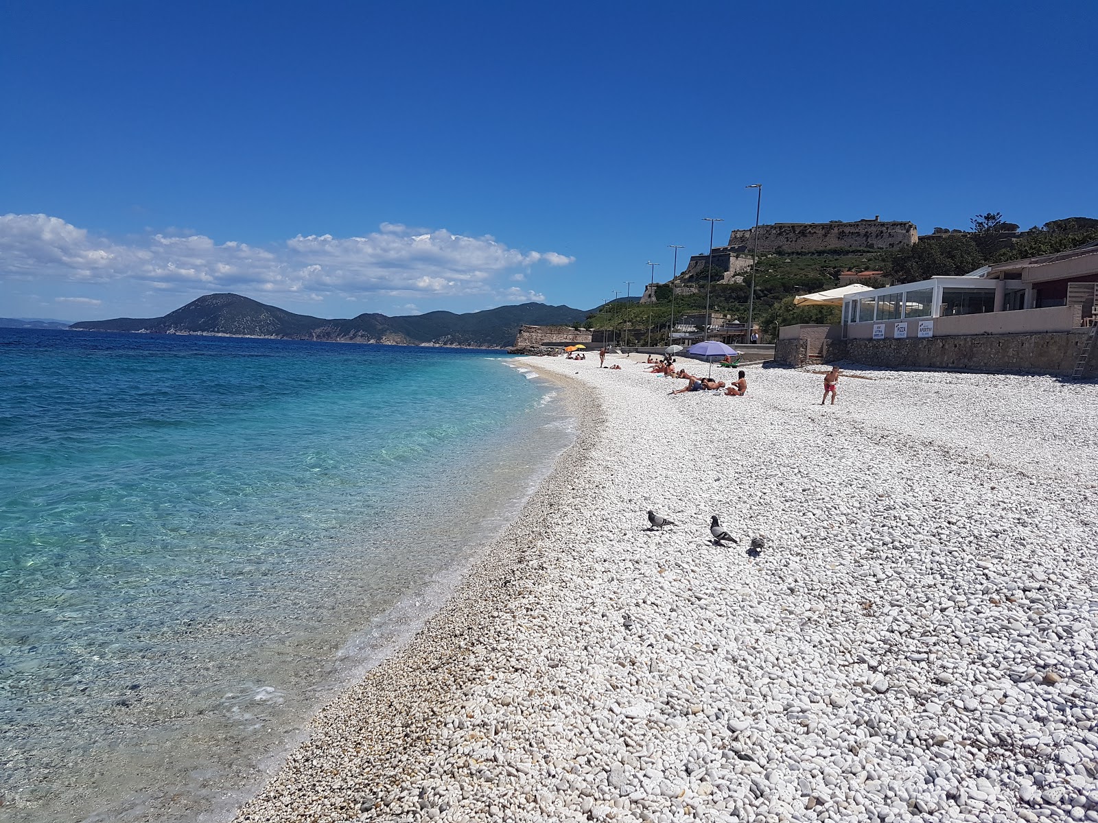 Foto von Spiaggia delle Ghiaie mit weiße kiesel Oberfläche